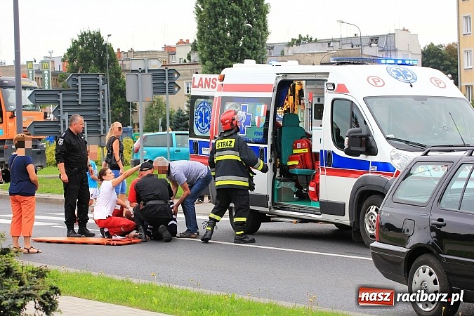 Zdjęcie w galerii na portalu naszraciborz.pl: Wypadek na Reymonta. Golf potrącił rowerzystkę z córką na przejściu dla pieszych!  wiadomości z regionu