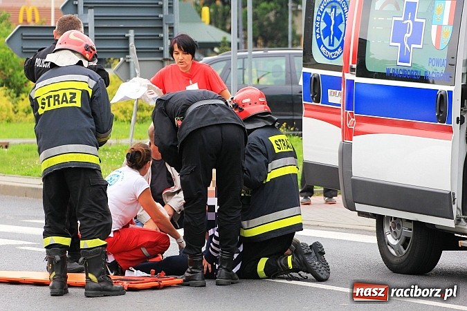 Zdjęcie w galerii na portalu naszraciborz.pl: Wypadek na Reymonta. Golf potrącił rowerzystkę z córką na przejściu dla pieszych!  wiadomości z regionu