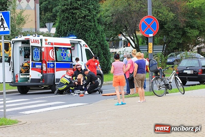 Zdjęcie w galerii na portalu naszraciborz.pl: Wypadek na Reymonta. Golf potrącił rowerzystkę z córką na przejściu dla pieszych!  wiadomości z regionu
