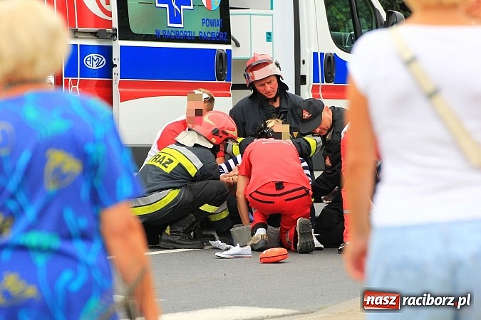 Zdjęcie w galerii na portalu naszraciborz.pl: Wypadek na Reymonta. Golf potrącił rowerzystkę z córką na przejściu dla pieszych!  wiadomości z regionu