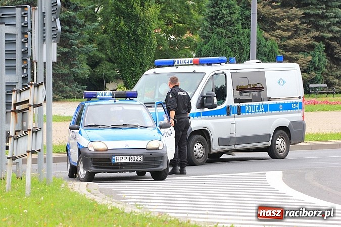 Zdjęcie w galerii na portalu naszraciborz.pl: Wypadek na Reymonta. Golf potrącił rowerzystkę z córką na przejściu dla pieszych!  wiadomości z regionu