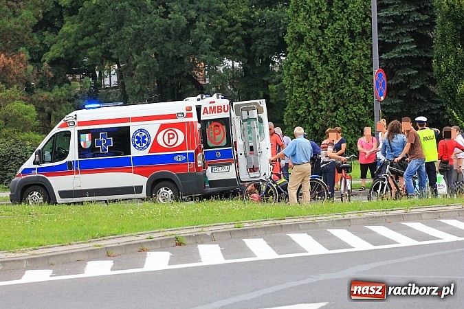 Zdjęcie w galerii na portalu naszraciborz.pl: Wypadek na Reymonta. Golf potrącił rowerzystkę z córką na przejściu dla pieszych!  wiadomości z regionu