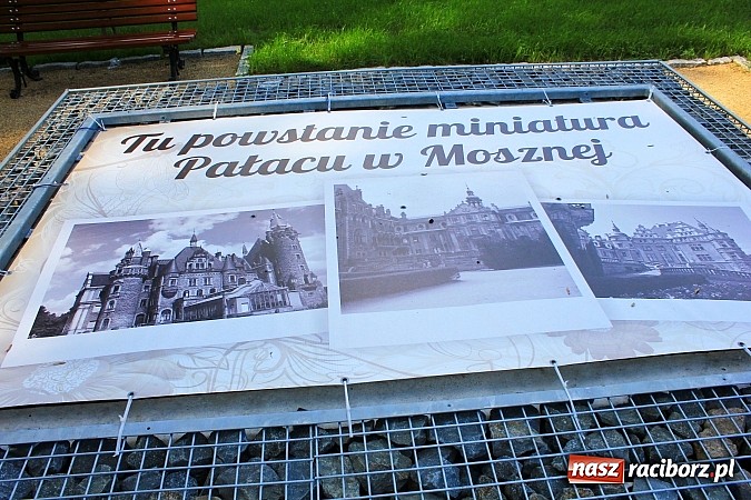 Zdjęcie w galerii na portalu naszraciborz.pl: Chałupki: Jeszcze w tym roku w parku zamkowym staną miniatury wiadomości z regionu