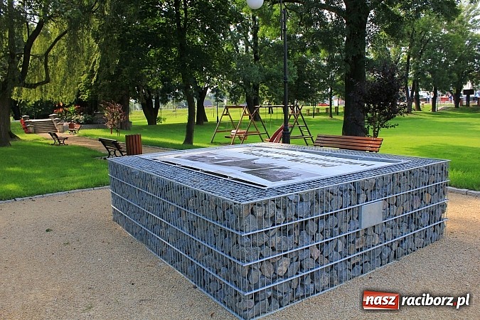 Zdjęcie w galerii na portalu naszraciborz.pl: Chałupki: Jeszcze w tym roku w parku zamkowym staną miniatury wiadomości z regionu