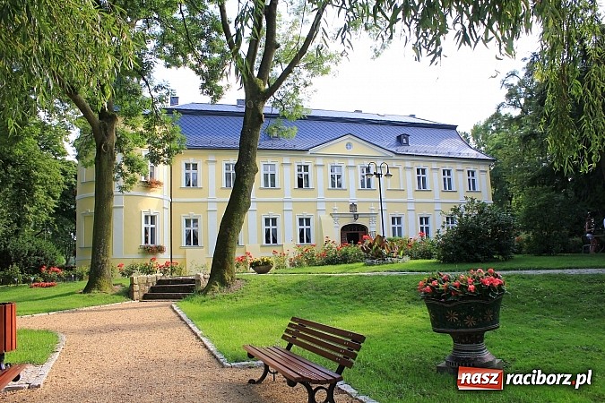 Zdjęcie w galerii na portalu naszraciborz.pl: Chałupki: Jeszcze w tym roku w parku zamkowym staną miniatury wiadomości z regionu