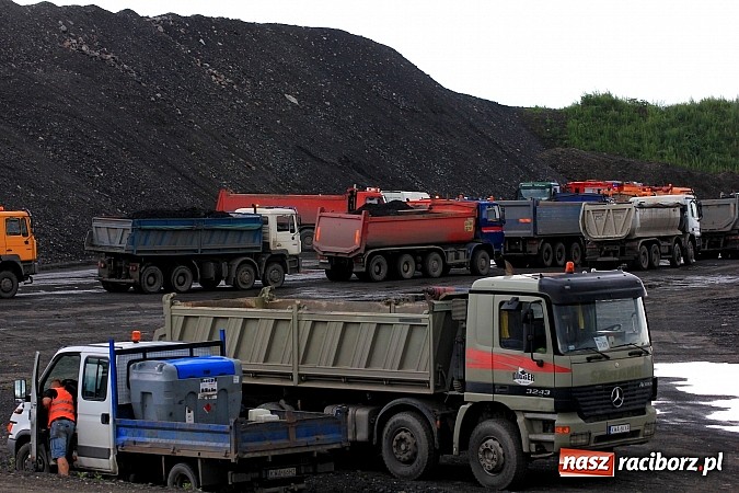 Zdjęcie w galerii na portalu naszraciborz.pl: Wypadek na terenie zbiornika retencyjnego w Bukowie. Ranny kierowca ciężarówki wiadomości z regionu