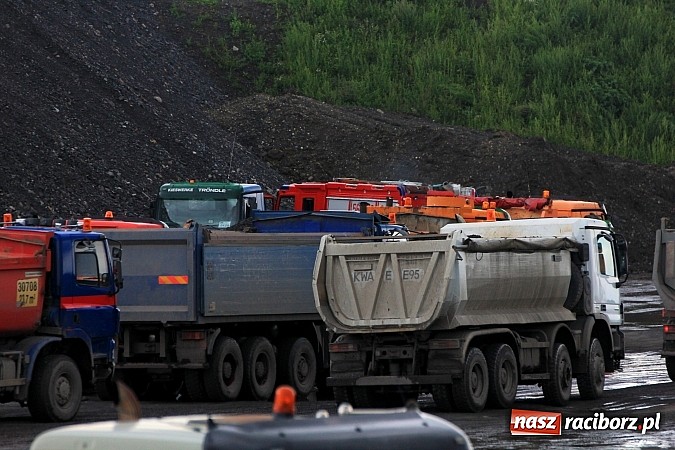 Zdjęcie w galerii na portalu naszraciborz.pl: Wypadek na terenie zbiornika retencyjnego w Bukowie. Ranny kierowca ciężarówki wiadomości z regionu