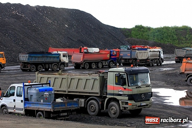 Zdjęcie w galerii na portalu naszraciborz.pl: Wypadek na terenie zbiornika retencyjnego w Bukowie. Ranny kierowca ciężarówki wiadomości z regionu
