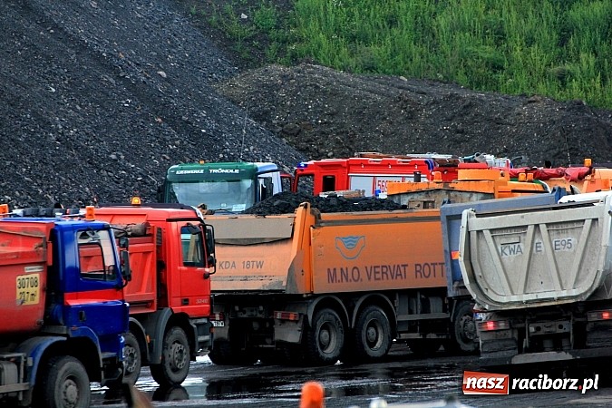 Zdjęcie w galerii na portalu naszraciborz.pl: Wypadek na terenie zbiornika retencyjnego w Bukowie. Ranny kierowca ciężarówki wiadomości z regionu