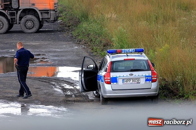 Zdjęcie w galerii na portalu naszraciborz.pl: Wypadek na terenie zbiornika retencyjnego w Bukowie. Ranny kierowca ciężarówki wiadomości z regionu