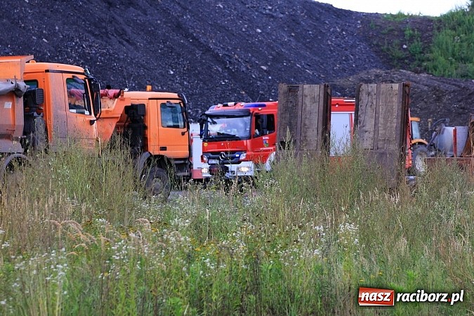 Zdjęcie w galerii na portalu naszraciborz.pl: Wypadek na terenie zbiornika retencyjnego w Bukowie. Ranny kierowca ciężarówki wiadomości z regionu