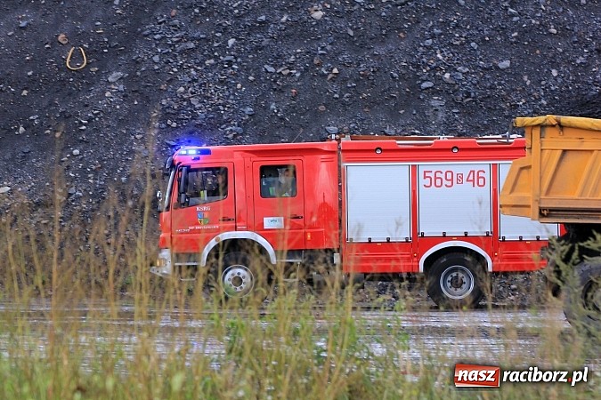 Zdjęcie w galerii na portalu naszraciborz.pl: Wypadek na terenie zbiornika retencyjnego w Bukowie. Ranny kierowca ciężarówki wiadomości z regionu