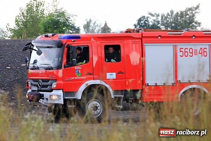 Zdjęcie w galerii na portalu naszraciborz.pl: Wypadek na terenie zbiornika retencyjnego w Bukowie. Ranny kierowca ciężarówki wiadomości z regionu
