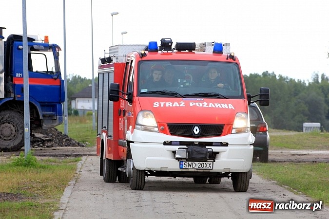 Zdjęcie w galerii na portalu naszraciborz.pl: Wypadek na terenie zbiornika retencyjnego w Bukowie. Ranny kierowca ciężarówki wiadomości z regionu