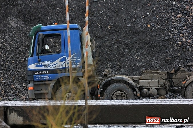 Zdjęcie w galerii na portalu naszraciborz.pl: Wypadek na terenie zbiornika retencyjnego w Bukowie. Ranny kierowca ciężarówki wiadomości z regionu