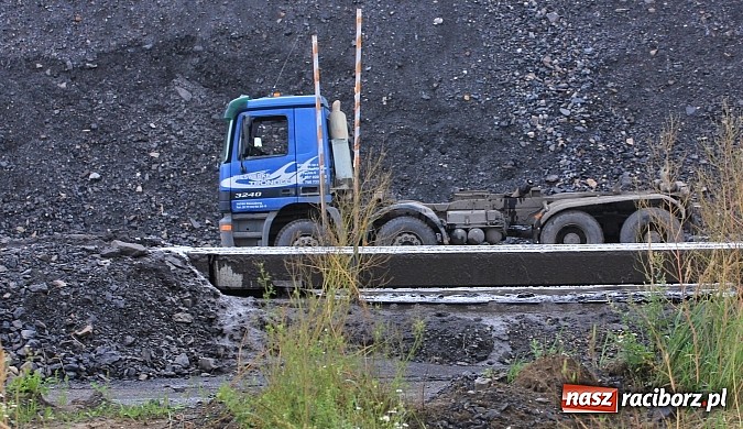 Zdjęcie w galerii na portalu naszraciborz.pl: Wypadek na terenie zbiornika retencyjnego w Bukowie. Ranny kierowca ciężarówki wiadomości z regionu