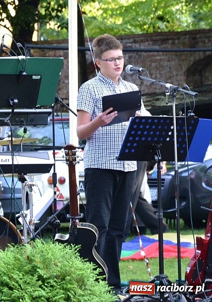 Zdjęcie w galerii na portalu naszraciborz.pl: Jedni poszli z torbami, kościelny z plecakiem. Festyn Parafialny w Rudach! wiadomości z regionu