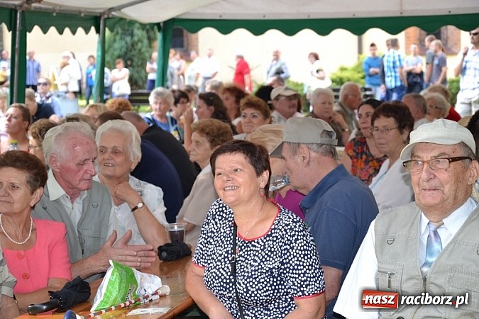 Zdjęcie w galerii na portalu naszraciborz.pl: Jedni poszli z torbami, kościelny z plecakiem. Festyn Parafialny w Rudach! wiadomości z regionu
