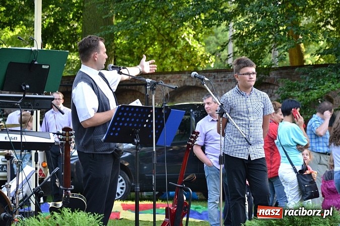 Zdjęcie w galerii na portalu naszraciborz.pl: Jedni poszli z torbami, kościelny z plecakiem. Festyn Parafialny w Rudach! wiadomości z regionu