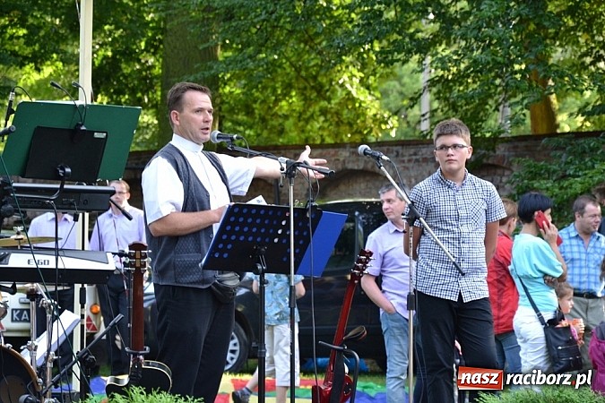 Zdjęcie w galerii na portalu naszraciborz.pl: Jedni poszli z torbami, kościelny z plecakiem. Festyn Parafialny w Rudach! wiadomości z regionu