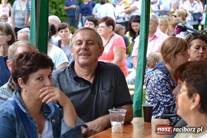 Zdjęcie w galerii na portalu naszraciborz.pl: Jedni poszli z torbami, kościelny z plecakiem. Festyn Parafialny w Rudach! wiadomości z regionu