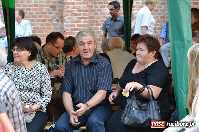 Zdjęcie w galerii na portalu naszraciborz.pl: Jedni poszli z torbami, kościelny z plecakiem. Festyn Parafialny w Rudach! wiadomości z regionu