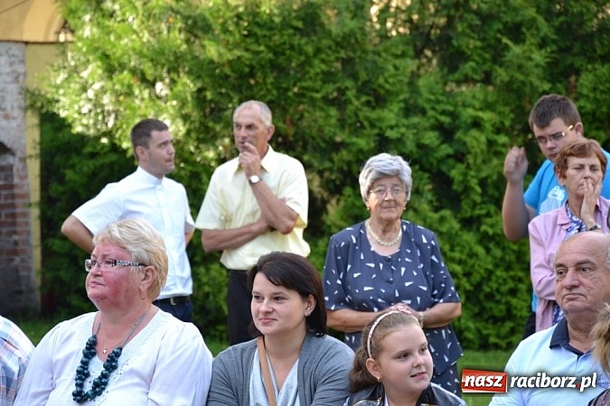 Zdjęcie w galerii na portalu naszraciborz.pl: Jedni poszli z torbami, kościelny z plecakiem. Festyn Parafialny w Rudach! wiadomości z regionu