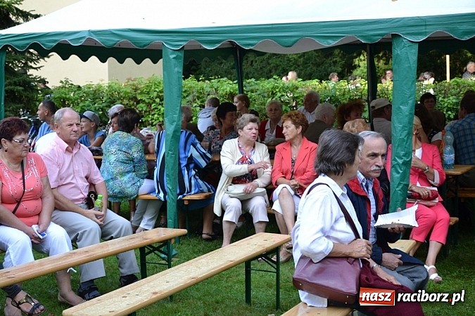 Zdjęcie w galerii na portalu naszraciborz.pl: Jedni poszli z torbami, kościelny z plecakiem. Festyn Parafialny w Rudach! wiadomości z regionu