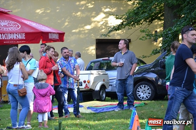 Zdjęcie w galerii na portalu naszraciborz.pl: Jedni poszli z torbami, kościelny z plecakiem. Festyn Parafialny w Rudach! wiadomości z regionu