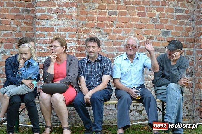 Zdjęcie w galerii na portalu naszraciborz.pl: Jedni poszli z torbami, kościelny z plecakiem. Festyn Parafialny w Rudach! wiadomości z regionu