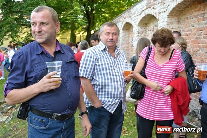 Zdjęcie w galerii na portalu naszraciborz.pl: Jedni poszli z torbami, kościelny z plecakiem. Festyn Parafialny w Rudach! wiadomości z regionu