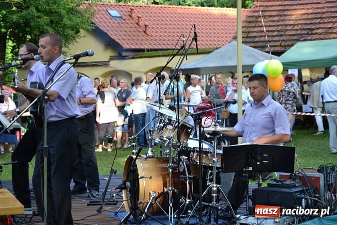 Zdjęcie w galerii na portalu naszraciborz.pl: Jedni poszli z torbami, kościelny z plecakiem. Festyn Parafialny w Rudach! wiadomości z regionu