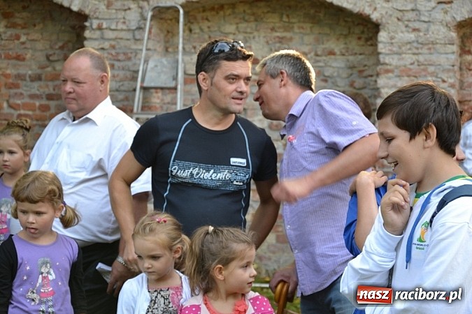 Zdjęcie w galerii na portalu naszraciborz.pl: Jedni poszli z torbami, kościelny z plecakiem. Festyn Parafialny w Rudach! wiadomości z regionu