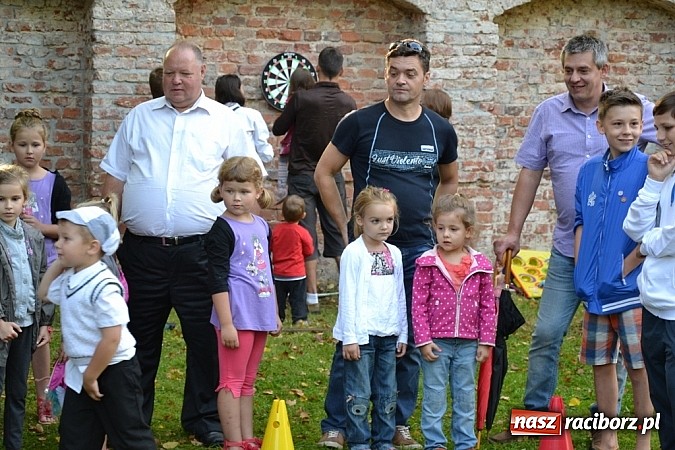 Zdjęcie w galerii na portalu naszraciborz.pl: Jedni poszli z torbami, kościelny z plecakiem. Festyn Parafialny w Rudach! wiadomości z regionu