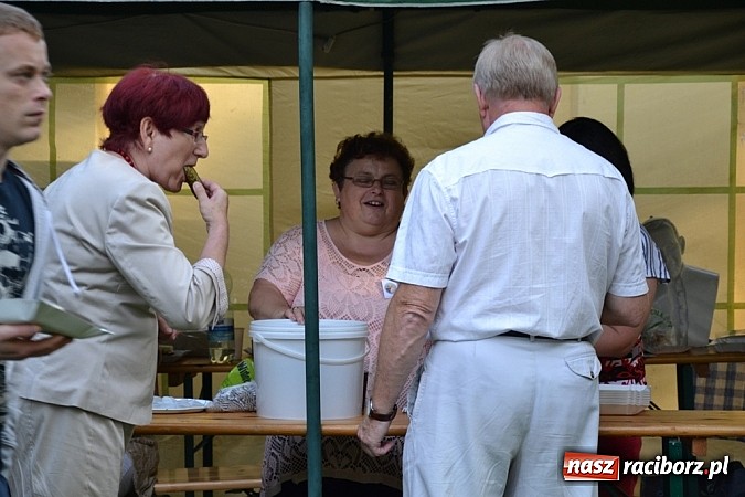 Zdjęcie w galerii na portalu naszraciborz.pl: Jedni poszli z torbami, kościelny z plecakiem. Festyn Parafialny w Rudach! wiadomości z regionu