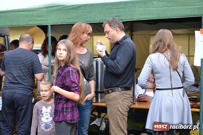 Zdjęcie w galerii na portalu naszraciborz.pl: Jedni poszli z torbami, kościelny z plecakiem. Festyn Parafialny w Rudach! wiadomości z regionu