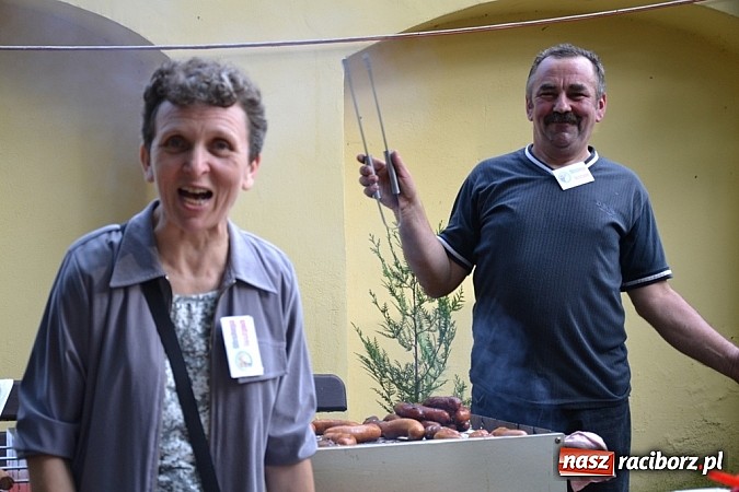 Zdjęcie w galerii na portalu naszraciborz.pl: Jedni poszli z torbami, kościelny z plecakiem. Festyn Parafialny w Rudach! wiadomości z regionu