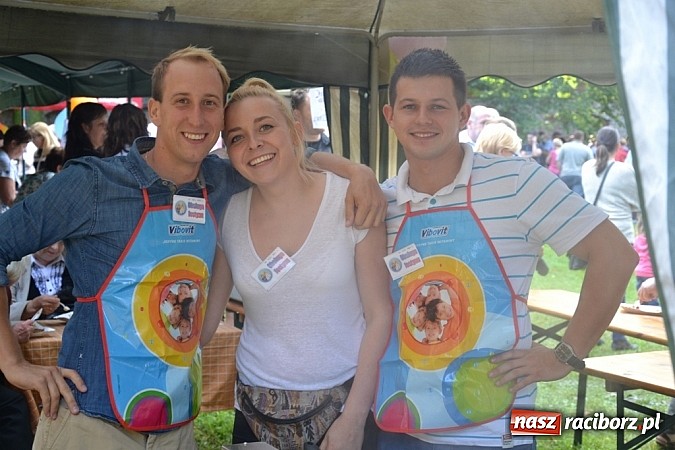 Zdjęcie w galerii na portalu naszraciborz.pl: Jedni poszli z torbami, kościelny z plecakiem. Festyn Parafialny w Rudach! wiadomości z regionu