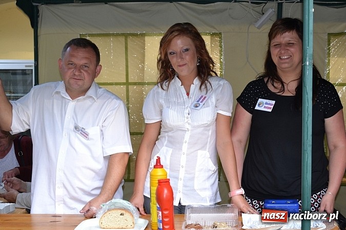 Zdjęcie w galerii na portalu naszraciborz.pl: Jedni poszli z torbami, kościelny z plecakiem. Festyn Parafialny w Rudach! wiadomości z regionu