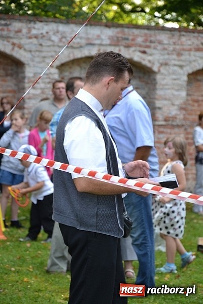 Zdjęcie w galerii na portalu naszraciborz.pl: Jedni poszli z torbami, kościelny z plecakiem. Festyn Parafialny w Rudach! wiadomości z regionu