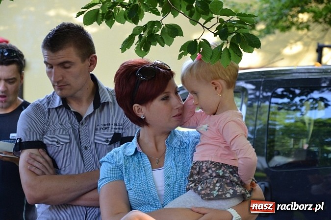 Zdjęcie w galerii na portalu naszraciborz.pl: Jedni poszli z torbami, kościelny z plecakiem. Festyn Parafialny w Rudach! wiadomości z regionu