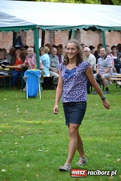 Zdjęcie w galerii na portalu naszraciborz.pl: Jedni poszli z torbami, kościelny z plecakiem. Festyn Parafialny w Rudach! wiadomości z regionu