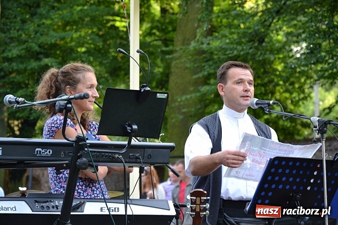 Zdjęcie w galerii na portalu naszraciborz.pl: Jedni poszli z torbami, kościelny z plecakiem. Festyn Parafialny w Rudach! wiadomości z regionu