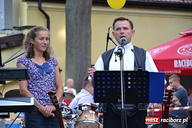 Zdjęcie w galerii na portalu naszraciborz.pl: Jedni poszli z torbami, kościelny z plecakiem. Festyn Parafialny w Rudach! wiadomości z regionu