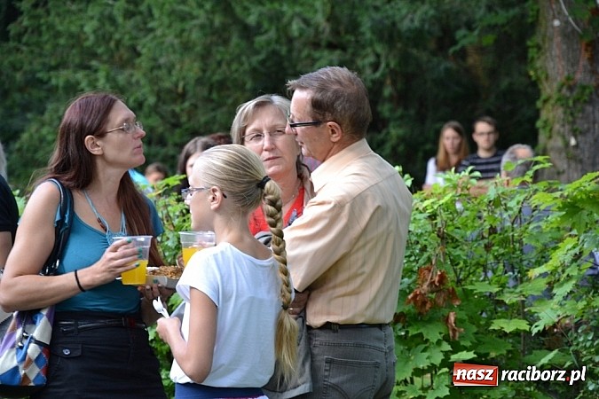 Zdjęcie w galerii na portalu naszraciborz.pl: Jedni poszli z torbami, kościelny z plecakiem. Festyn Parafialny w Rudach! wiadomości z regionu