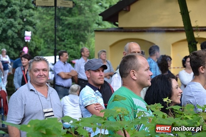 Zdjęcie w galerii na portalu naszraciborz.pl: Jedni poszli z torbami, kościelny z plecakiem. Festyn Parafialny w Rudach! wiadomości z regionu