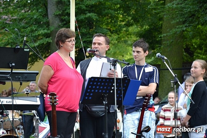 Zdjęcie w galerii na portalu naszraciborz.pl: Jedni poszli z torbami, kościelny z plecakiem. Festyn Parafialny w Rudach! wiadomości z regionu