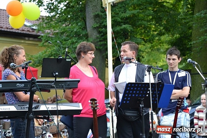 Zdjęcie w galerii na portalu naszraciborz.pl: Jedni poszli z torbami, kościelny z plecakiem. Festyn Parafialny w Rudach! wiadomości z regionu