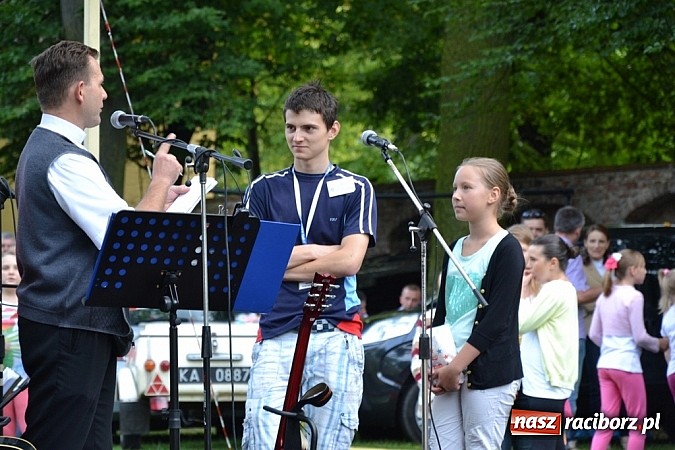 Zdjęcie w galerii na portalu naszraciborz.pl: Jedni poszli z torbami, kościelny z plecakiem. Festyn Parafialny w Rudach! wiadomości z regionu
