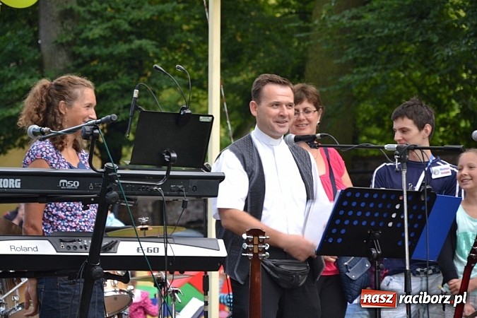 Zdjęcie w galerii na portalu naszraciborz.pl: Jedni poszli z torbami, kościelny z plecakiem. Festyn Parafialny w Rudach! wiadomości z regionu